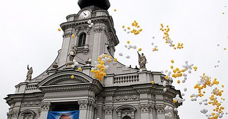 Białe i żółte balony nad rodzinnym miastem Jana Pawła II