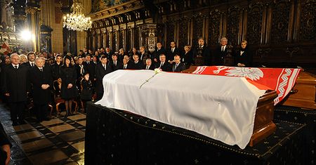 1. rocznica pogrzebu na Wawelu - może być "gorąco"