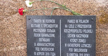 Polacy nie złożyli kwiatów pod nową tablicą w Smoleńsku