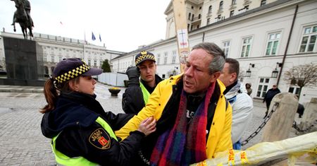Szarpanina przed Pałacem - obrońca krzyża zatrzymany