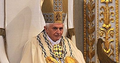 "Rzucili się" na Benedykta XVI - żandarmi przejęli list
