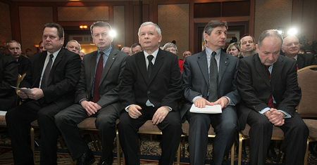 Czemu Jarosław Kaczyński nagle zaniemówił?