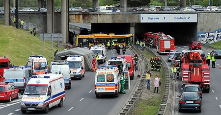 Wypadek autobusu: kierowca sięgał po telefon?