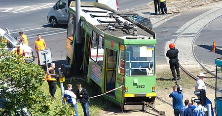 Tramwaj wypadł z szyn i uderzył w słup - 9 osób rannych