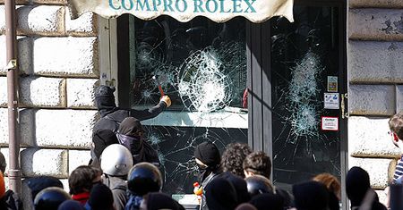 Starcia z policją na manifestacji "oburzonych" w Rzymie