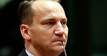 Sikorski spełnia życzenie Tuska w internecie