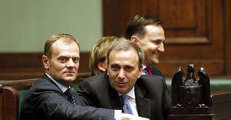 Jak tata Tusk wyjeżdża, mama Schetyna robi porządki