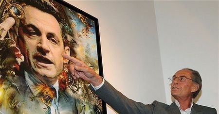 Sarkozy z kolczykiem na wystawie obrazów Sarkozy'ego