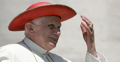 Czarna kotka towarzyszką Benedykta XVI podczas wakacji