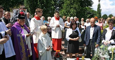Urna z prochami Roberta Dziekańskiego złożona w rodzinnym grobowcu