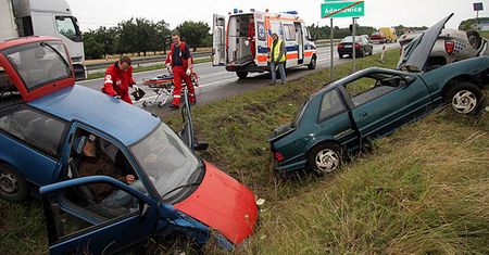 Wraki samochodów i worki na zwłoki na drodze nr 5
