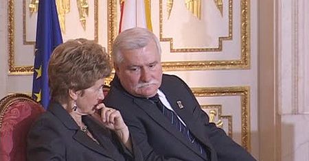 Wałęsa na razie zostaje w "radzie mędrców"