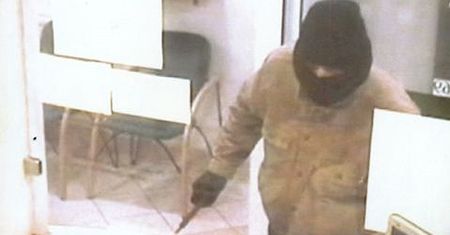 Policja pokazuje zdjęcia z napadu na bank i prosi o pomoc