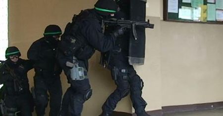 Policjanci ćwiczyli z uczniami atak terrorystyczny