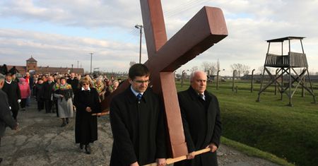 Przeszli ścieżkami obozu zagłady, modląc się za ofiary
