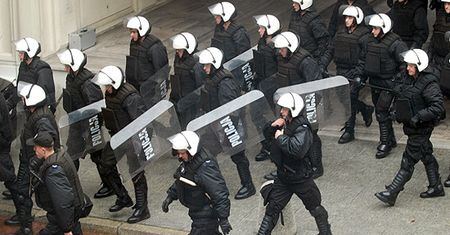 Policyjni antyterroryści po godzinach dorabiali u gangsterów
