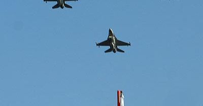 Samoloty F-16 przeleciały 200 m nad głowami poznaniaków