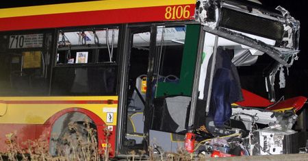 Pociąg zmiażdżył przód autobusu - kilkanaście osób rannych