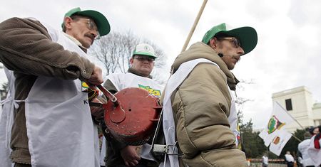 Protesty przed sejmem przeciwko "pomostówkom"