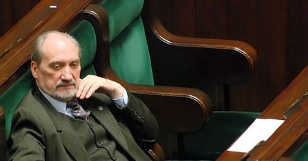 Rosyjskie media: taniec Macierewicza na grobach...