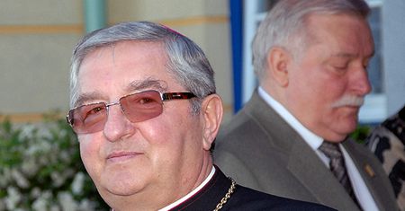Arcybiskup Głódź woli Wałęsę od ojca Rydzyka
