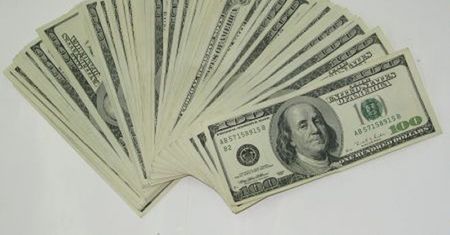 Starsza pani znalazła 10 tys. dolarów na klatce