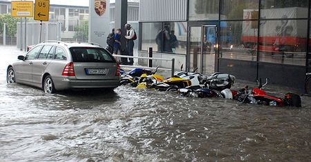 Gwałtowne burze zabiły 2 osoby i nadciągają nad Polskę