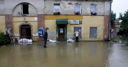 Woda opada, ale na Podhalu wiatr pozrywał dachy