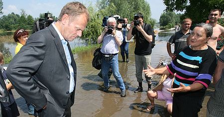 Tusk: nie można mówić "radźcie sobie sami"