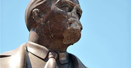 Lenin się troszkę uszkodził, ale na Ukrainie dalej stoi