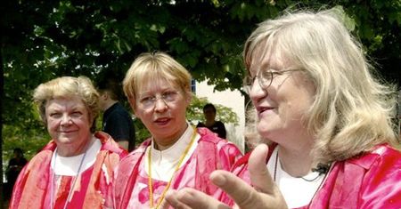Biskup nie chciał udzielić komunii, ukradła mu opłatek