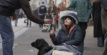 Polacy się bogacą, ale za to mniej pomagają
