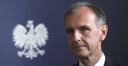 "Polski żołnierz gra na kilku fortepianach jednocześnie"