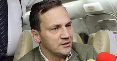 Sikorski odpiera zarzuty PiS w sprawie przetargu na samoloty