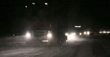 Metrowe zaspy, nieprzejezdne drogi - w Polsce wciąż pada