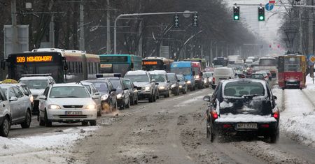 Ciężka sytuacja na drogach po zamieciach śnieżnych