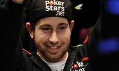 Wygrał w pokera 9 mln dolarów - ostrzega młodych ludzi