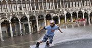Objechał na nartach wodnych zalany plac w Wenecji