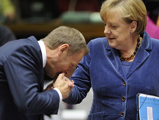 Dlaczego Tusk pocałował Merkel w rękę?