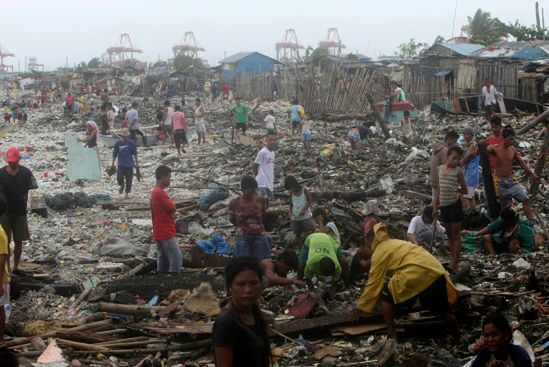 35 ofiar śmiertelnych tajfunu Nesat na Filipinach