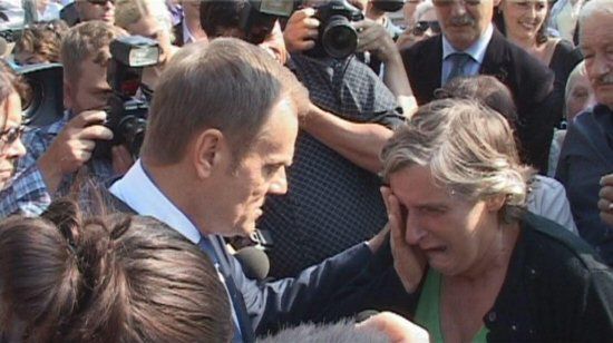 Musi przeżyć za 2 zł dziennie - Tusk otarł jej łzy