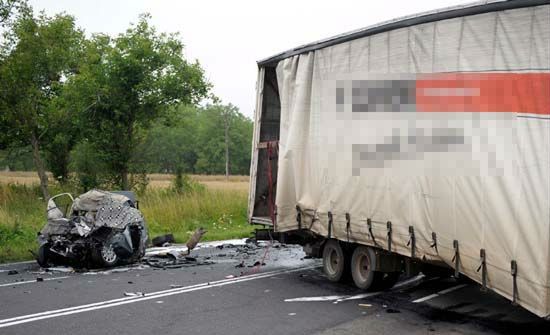 Tragiczny wypadek - kierowca mercedesa zginął na miejscu