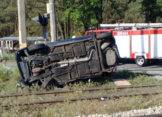 Tragiczny wypadek - samochód wjechał pod pociąg