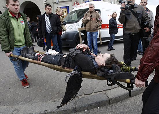 Oddają krew, by pomóc ofiarom zamachu w Mińsku