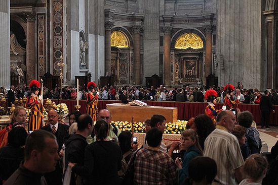 Trumna Jana Pawła II przeniesiona; ceremonia "prywatna"