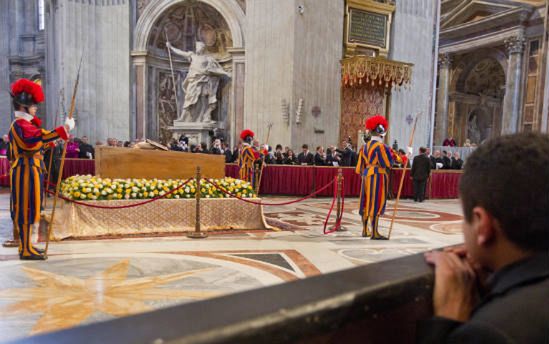 Gigantyczna kolejka, chcą złożyć hołd papieżowi