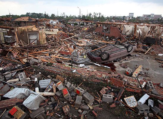 25 zabitych i 9 rannych po tornadach i burzach w USA