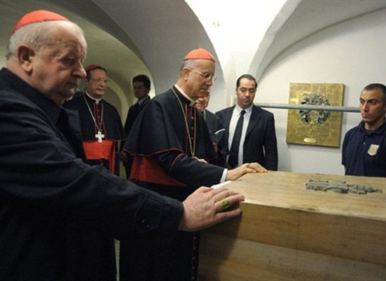 Z grobu Jana Pawła II wyjęto trumnę z jego szczątkami