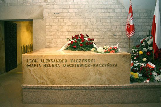 J. Kaczyński złożył kwiaty na grobie brata i bratowej