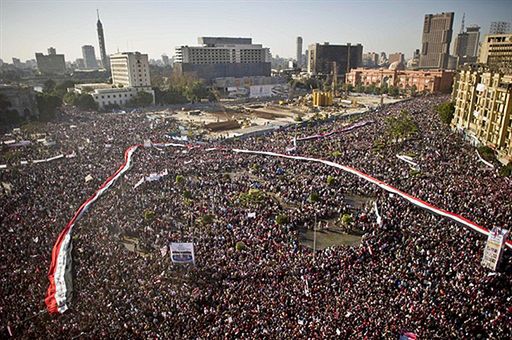 Na Placu Tahrir nieprzeliczony tłum świętuje zwycięstwo